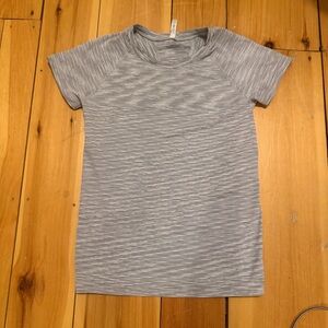 Athleta Seamless Heathered White & Gray Tee